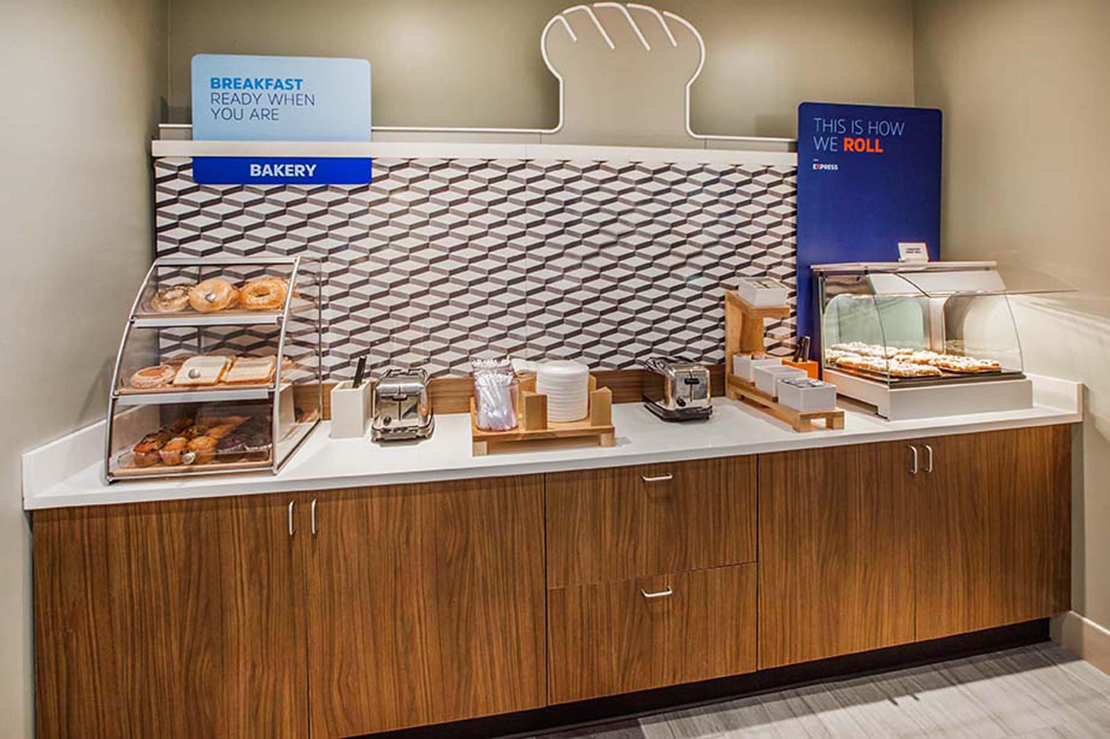 Holiday Inn Express & Suites Columbus At Northlake By Ihg Dış mekan fotoğraf