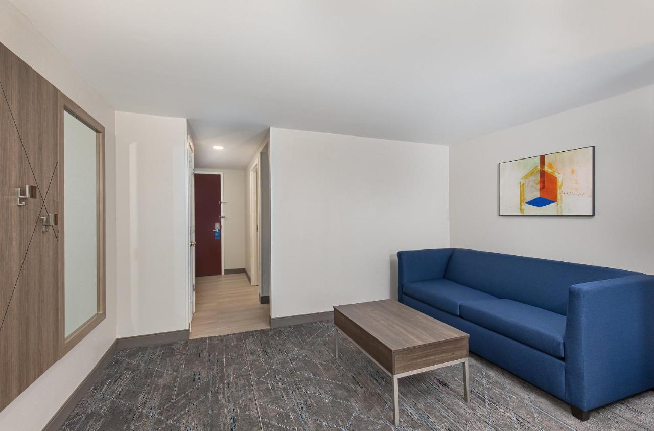Holiday Inn Express & Suites Columbus At Northlake By Ihg Dış mekan fotoğraf