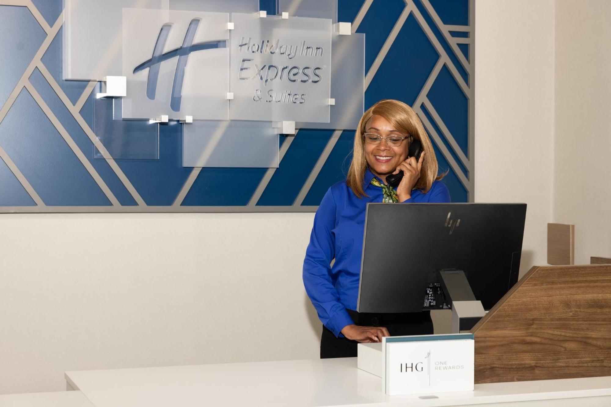 Holiday Inn Express & Suites Columbus At Northlake By Ihg Dış mekan fotoğraf