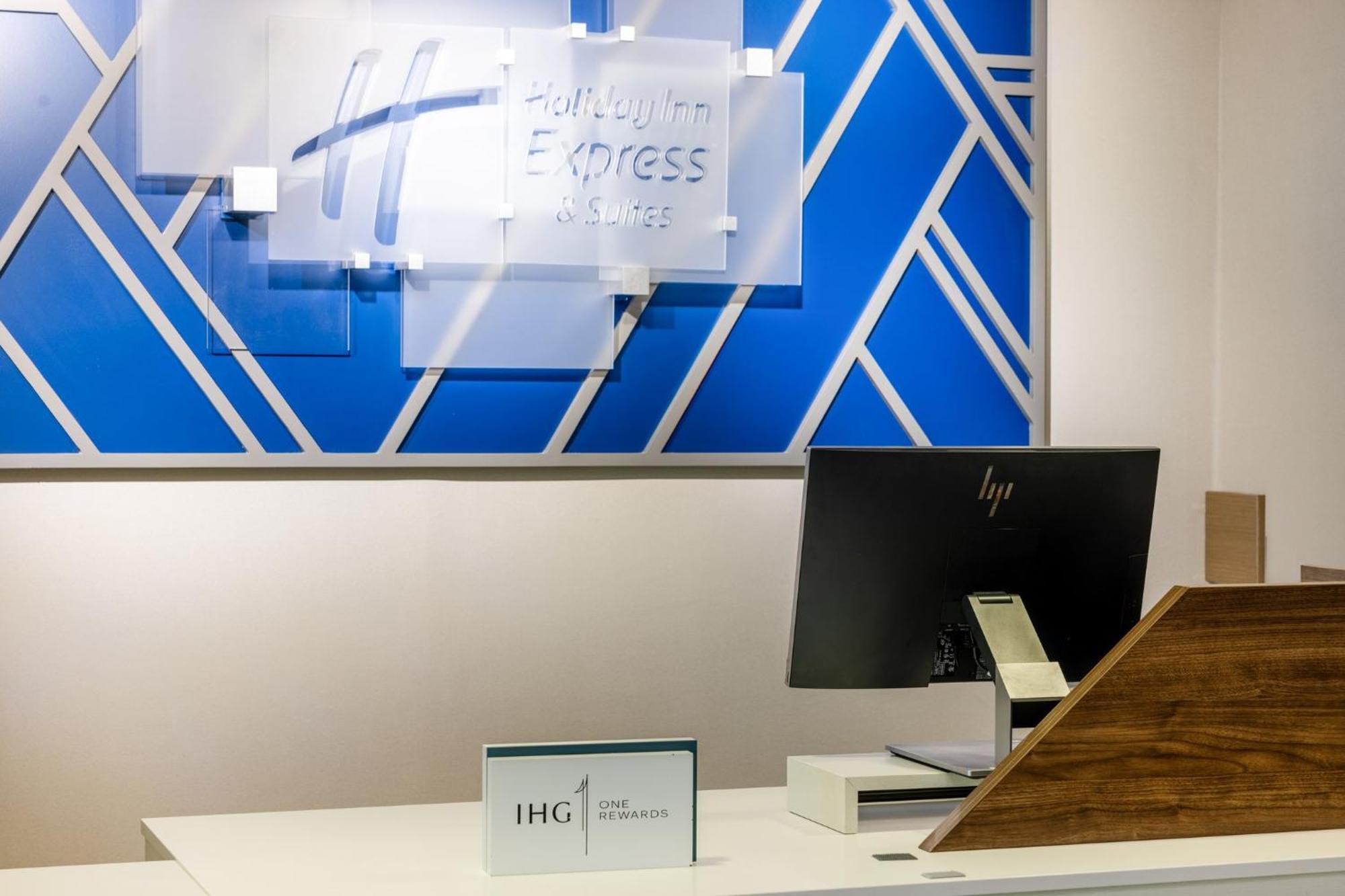 Holiday Inn Express & Suites Columbus At Northlake By Ihg Dış mekan fotoğraf