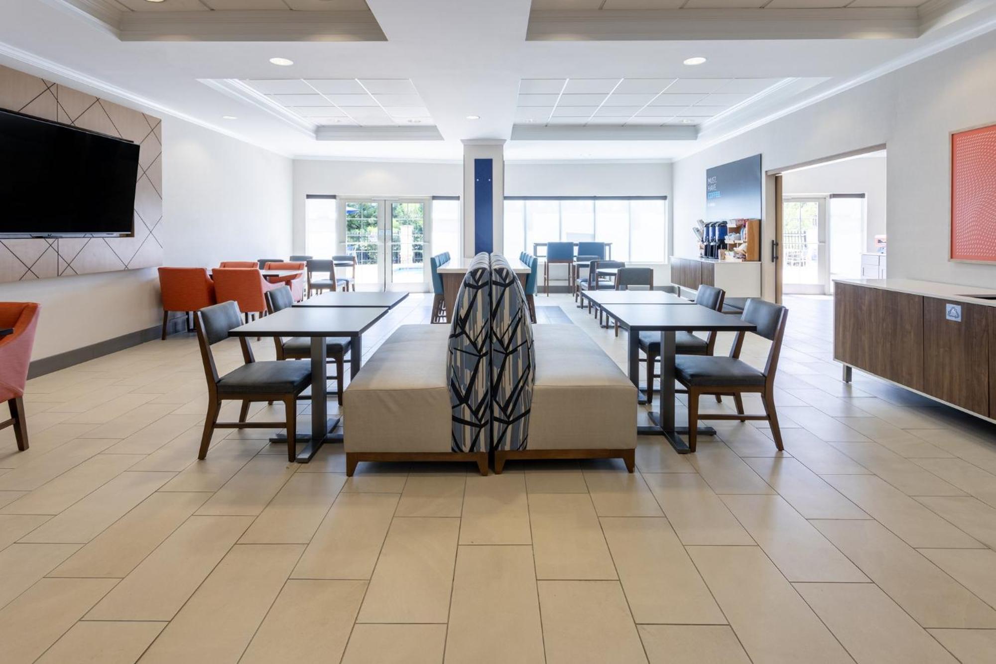 Holiday Inn Express & Suites Columbus At Northlake By Ihg Dış mekan fotoğraf
